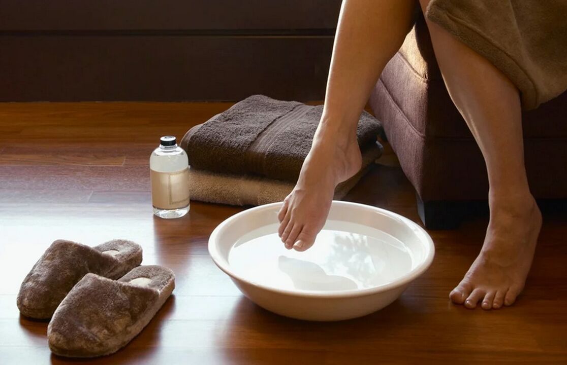 Bath with vinegar for the treatment of nail mushrooms